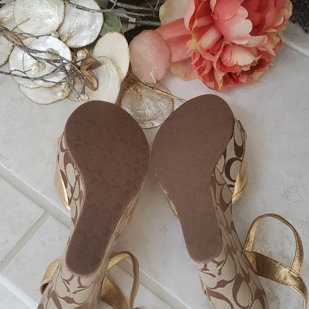 ‼️VERY RARE!!‼️ 🌟🤎 COACH Brown/Gold Wedge Sandals 🤎🌟